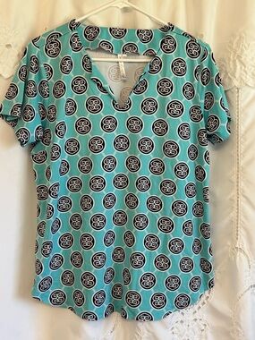 Lulu -b short sleeve split neck non wrinkle top